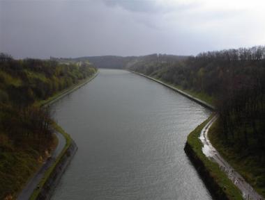 Zicht op Albertkanaal vanaf brug bij Vroenhoven