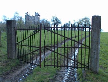 Hekwerk nabij het bijzondere bouwsel Tour d'Eben-Ezer Hekwerk nabij het bijzondere bouwsel Tour d'Eben-Ezer
