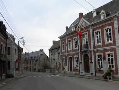 Raadhuis in centrum van Olne Raadhuis in centrum van Olne