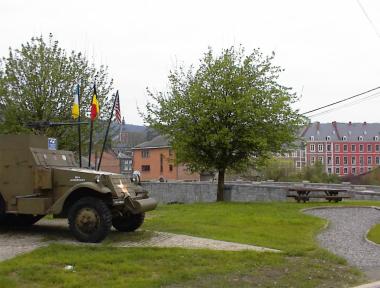 Militaire wagen bij de brug over de Ambl�ve in Stavelot