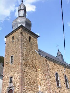 De Stephanuskerk met bolvormige klokketoren in Burg-Reuland De Stephanuskerk met bolvormige klokketoren in Burg-Reuland