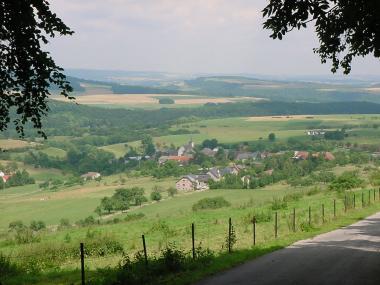 Zicht op Eppeldorf en de heuvelachtige omgeving Zicht op Eppeldorf en de heuvelachtige omgeving