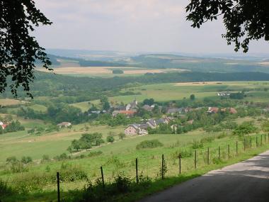 Zicht op Eppeldorf en de heuvelachtige omgeving