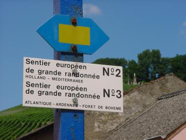 Bordje wandelroutes E2 (GR 5) en E3 in Wintrange Bordje wandelroutes E2 (GR 5) en E3 in Wintrange