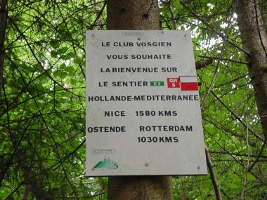 Bord bij de overgang tussen Luxemburgse en Franse markeringen