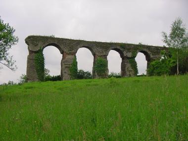 Ru�nes van Romein aquaduct uit de eerste eeuw nabij Ars-sur-Mosselle Ru�nes van Romein aquaduct uit de eerste eeuw nabij Ars-sur-Mosselle