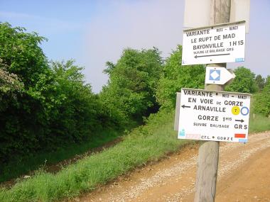 Wandelwegwijzers op splitsing nabij Arnaville Wandelwegwijzers op splitsing nabij Arnaville