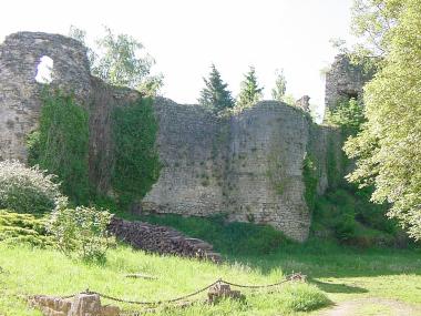 Burcht uit de 12e eeuw op de heuvel bij Pr�ny