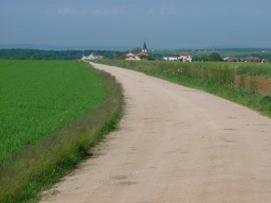 Zicht op Mamey met kerkje en heuvellandschap