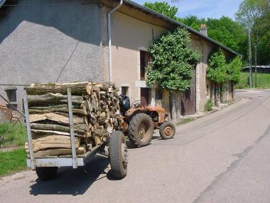 Tractor in het gehucht Saint-Jean (La petite Suisse Lorrainne)