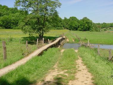 Smalle oversteek van de ruisseau d'Esch tussen Saint-Jean en Martincourt Smalle oversteek van de ruisseau d'Esch tussen Saint-Jean en Martincourt