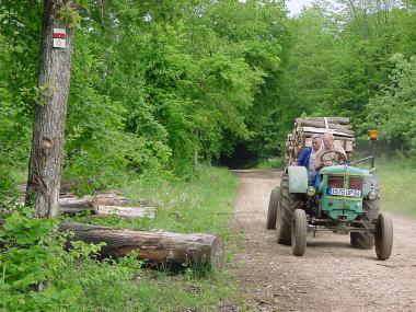 Traktor op het pad van de GR 5 nabij Rog�ville
