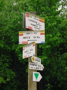 Wandelwegwijzer aan de "Grande Tranch�e" Wandelwegwijzer aan de "Grande Tranch�e"
