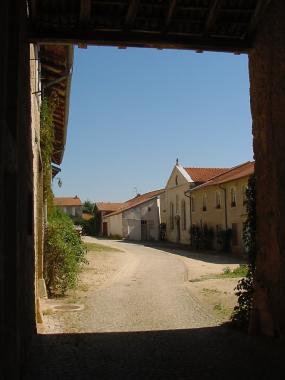 Oude pastorij met hoeve en Romaanse kapel in Blanzey