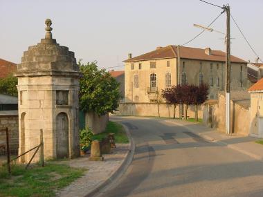 De weg bij het verlaten van Vic-sur-Seille