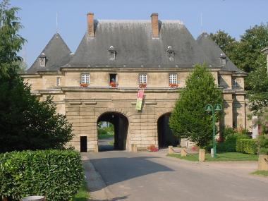 Oude stadspoort (Vauban) bij het binnenkomen van Marsal Oude stadspoort (Vauban) bij het binnenkomen van Marsal