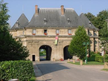 Oude stadspoort (Vauban) bij het binnenkomen van Marsal