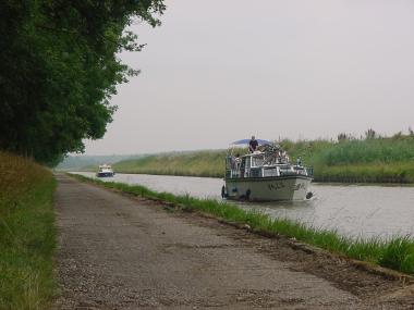 Boten varen in het Canal des Houill�res de la Sarre Boten varen in het Canal des Houill�res de la Sarre