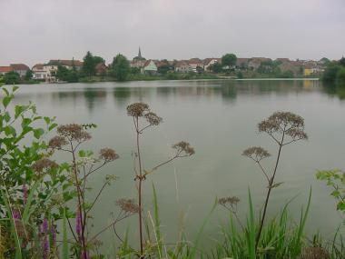 Uitzicht op meer en Gondrexange