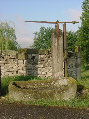 Oude waterpomp aan de weg tussen Landange en Aspach