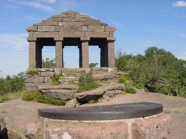 Tempel bovenop de Donon met ori�ntatietableau Tempel bovenop de Donon met ori�ntatietableau