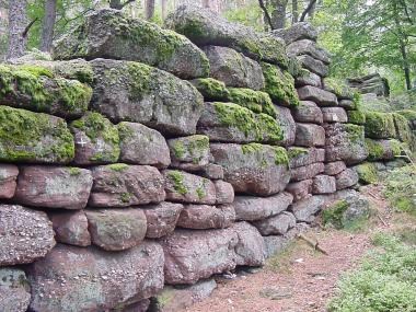 De prehistorische muur 'Mur Pa�en'