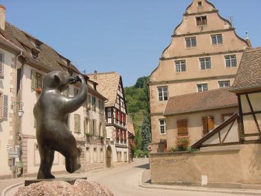 Monument van beer met druiventros in centrum Andlau Monument van beer met druiventros in centrum Andlau