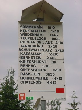 Op de Ungersberg staat een uitgebreide wandelwegwijzer Op de Ungersberg staat een uitgebreide wandelwegwijzer