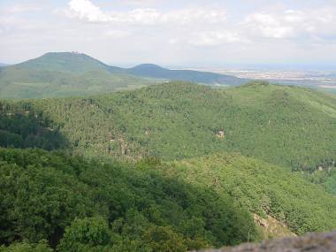 Uitzicht op Haut-Koeningsbourg vanaf ch�teau de Haut-Ribeaupierre