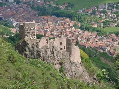 Ch�teau du Guirsberg en zicht op Ribeauvill� Ch�teau du Guirsberg en zicht op Ribeauvill�
