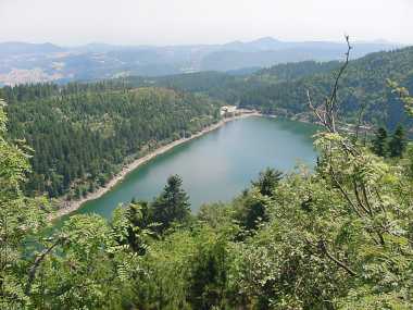 Mooi uitzicht op Lac Blanc en de omgeving Mooi uitzicht op Lac Blanc en de omgeving
