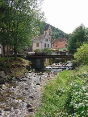 Riviertje en kerkje van het kleine bergdorpje Mittlach