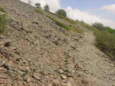 Stijl smal klimmend pad bij de beklimming van de Grand Ballon