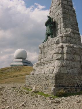 Monument des Diables Bleus en radar op de Grand Ballon Monument des Diables Bleus en radar op de Grand Ballon
