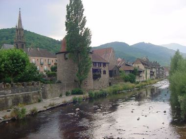 Tour des Sorci�res vanaf de brug over de rivier 'la Thur' Tour des Sorci�res vanaf de brug over de rivier 'la Thur'
