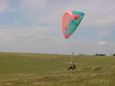 Een paraglider op de velden bij de Ballon d'Alsace Een paraglider op de velden bij de Ballon d'Alsace
