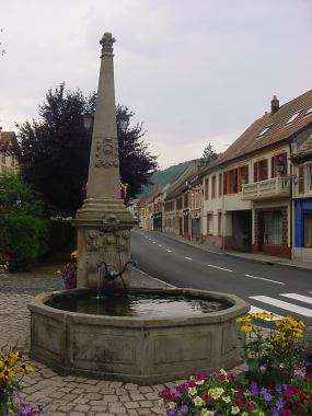 Oude fontein in het centrum van Giromagny Oude fontein in het centrum van Giromagny