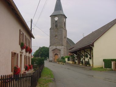 Kerkje in het rustieke Lachapelle-sous-Chaux Kerkje in het rustieke Lachapelle-sous-Chaux