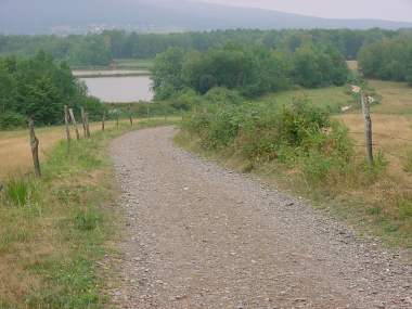 Dalende weg met zicht op 'les �tangs de la Ville' Dalende weg met zicht op 'les �tangs de la Ville'