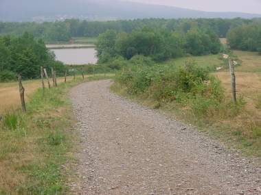 Dalende weg met zicht op 'les �tangs de la Ville'