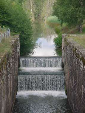 Oude sluis in het voormalige Canal de la Haute-Sa�ne