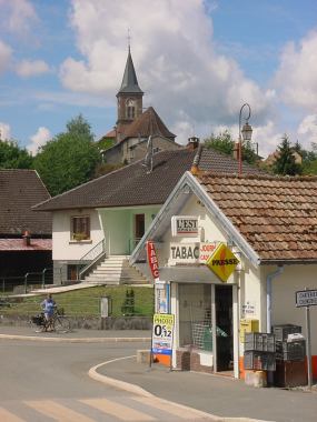 Klein winkeltje en kerk in Ch�lonvillars