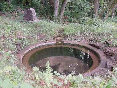 La fontaine de la Baraque (bron) en een oude grenssteen La fontaine de la Baraque (bron) en een oude grenssteen
