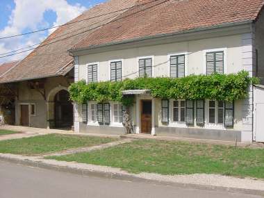 Mooi begroeide oude gevel in Echenans-sous-Mont-Vaudois Mooi begroeide oude gevel in Echenans-sous-Mont-Vaudois