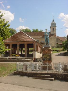 Centrum met standbeeld, wasplaats en kerk in Br�villiers Centrum met standbeeld, wasplaats en kerk in Br�villiers