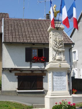 Monument met gouden haan in Dasle