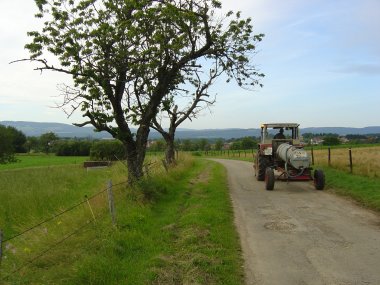 Tractor op de weg nabij Abb�villers