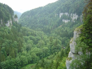 Schitterd uitzicht op de rotswanden van de Doubs-vallei