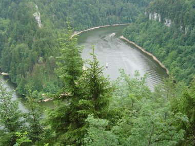 Rondvaartboten over de kronkelende Doubs nabij Villers-le-Lac Rondvaartboten over de kronkelende Doubs nabij Villers-le-Lac