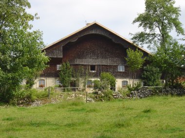 Karakteristieke oude houten boerderijgevel in Sur la Roche Karakteristieke oude houten boerderijgevel in Sur la Roche